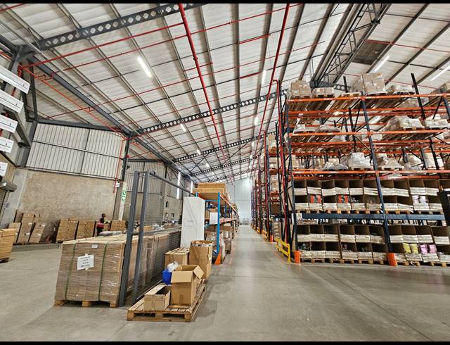 3,500M² WAREHOUSE TO LET IN LONGLAKE
